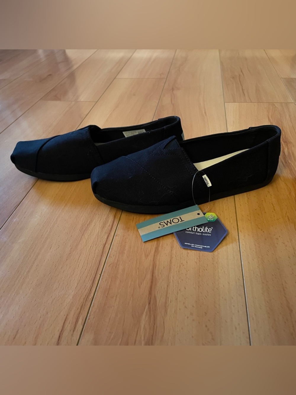 Toms Women's Classic Slip-On Flats in Black Canvas